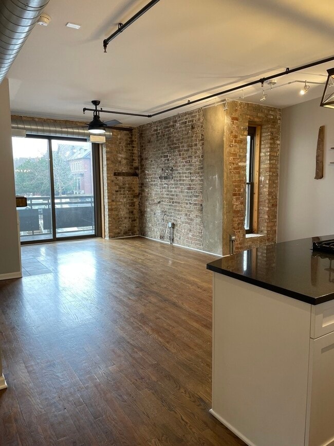 Building Photo - 1735 W Diversey Pkwy