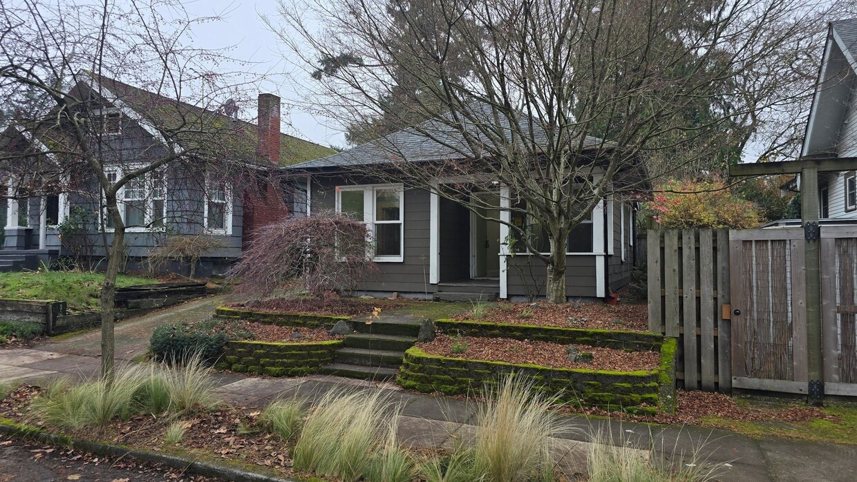 Charming 2 Bed, 1 Bath Home for Rent! - 2 bedroom