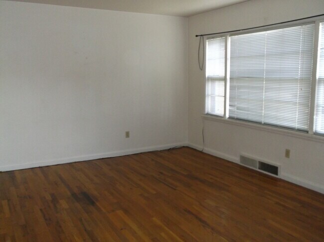 Foto del edificio - 2 BEDROOM, 1 BATHROOM, DUPLEX WITH ALL UTI...