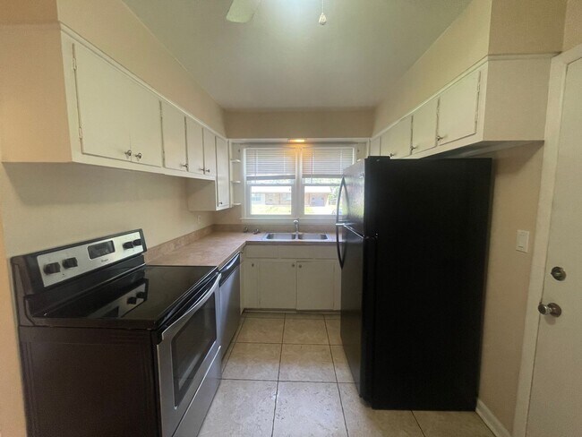 Building Photo - Below Market Price! Awesome value! GREAT L...