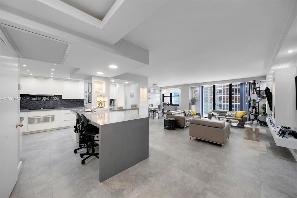 Foto principal - 9801 Collins Ave