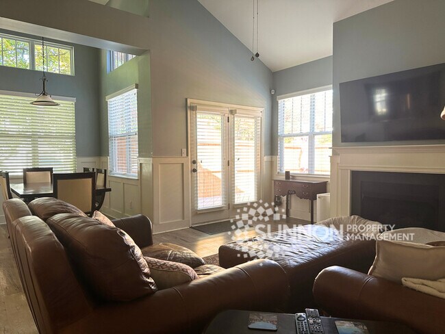 Foto del edificio - Live your best Lake Life 4 BR 2.5 BA