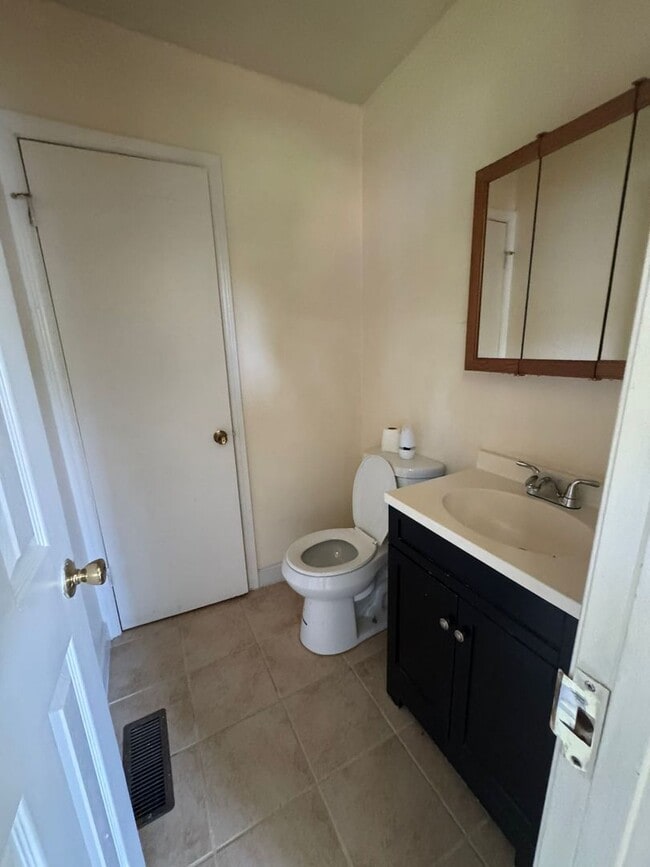 Building Photo - Beautiful 3 bedroom 1.5 baths Brick Ranch