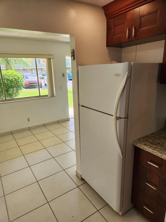 Building Photo - 600 Village Green Ct