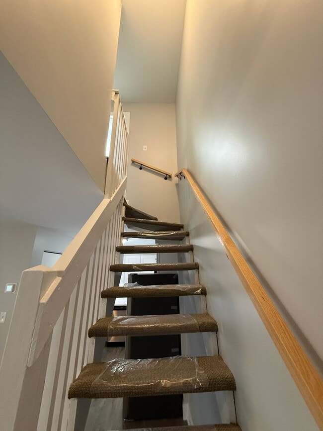 Building Photo - 744 W Gordon Terrace