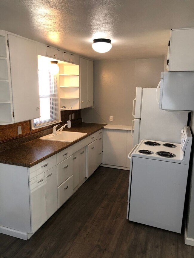 Foto del edificio - Clean & cozy 2 bedroom 1 bath Rancher comi...