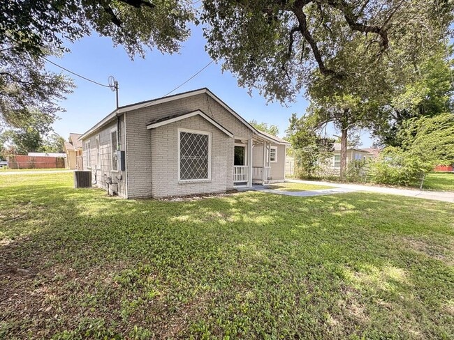 Building Photo - 1705 Avondale St