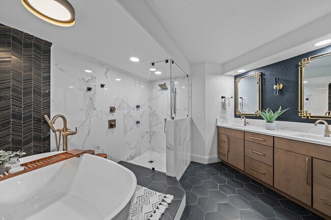 Renovated Master ensuite - 1493 S Atlantic Ave
