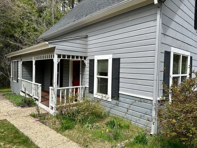 Building Photo - Charming Nevada City Home