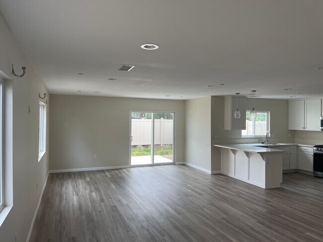 Building Photo - 4 bedrooms townhome in Chula Vista CA
