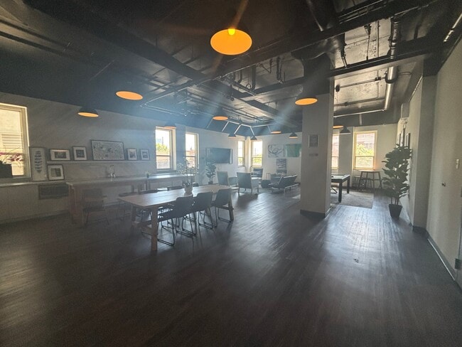 Foto del edificio - 311 W Franklin St