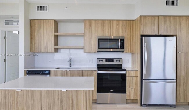 Foto del edificio - 555 NE 8th St