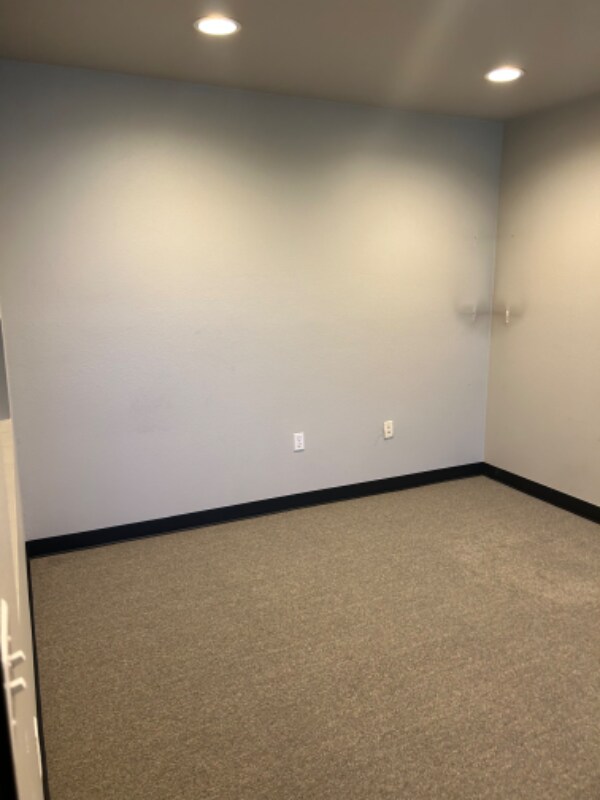 Foto del edificio - 3731 W Warner Ave