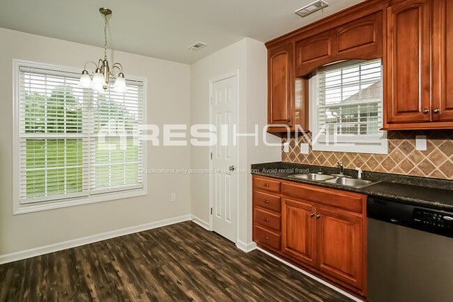 Foto del edificio - 702 Carter Grove Rd