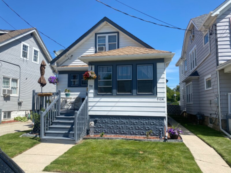 Primary Photo - 910 Manitoba Ave