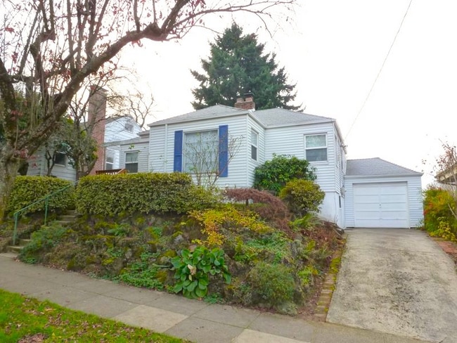 Building Photo - 3021 SE 43rd Ave