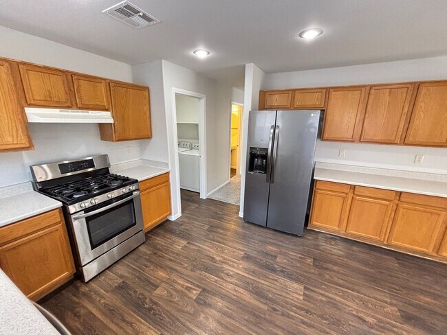 Foto del edificio - Beautiful 4Bed/3Bath/2Car residence located in Summerlin near Town Center Drive