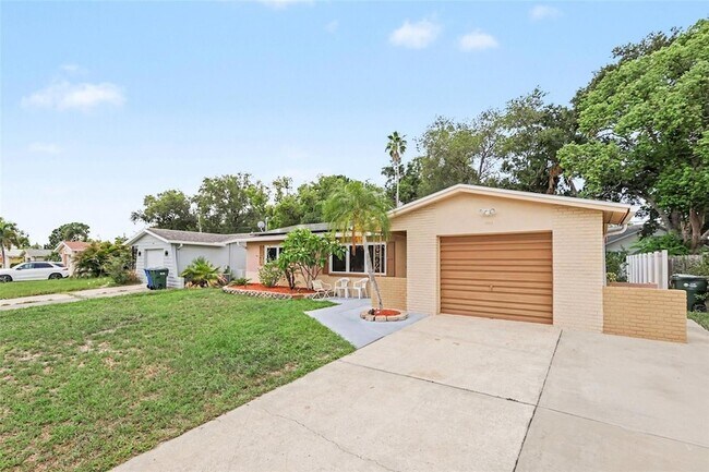 Building Photo - 1520 Simmons Dr