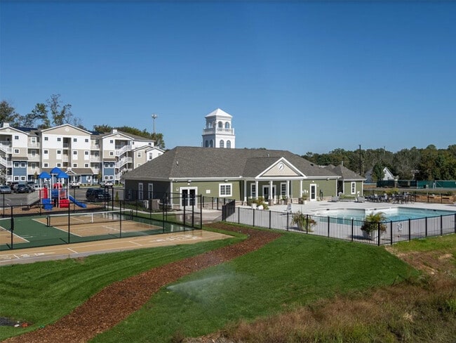 Building Photo - Carillon Woods