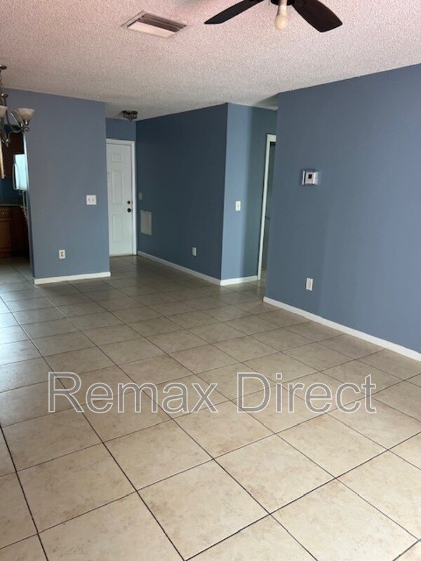 Building Photo - 2675 lakehaven road w