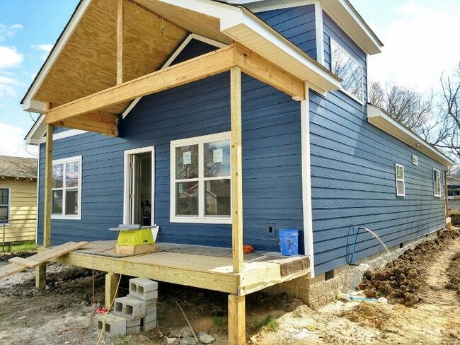 Building Photo - 2104 Bennett Ave