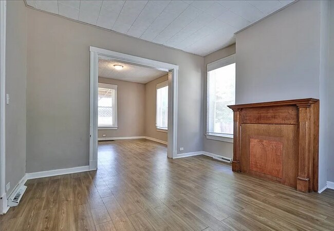 Foto del edificio - Bright 4-Bed Home with Fenced Yard, Central HVAC, and 3 Finished Levels