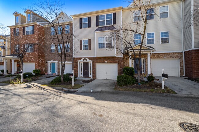 Foto del edificio - 402 Woodbark Ct