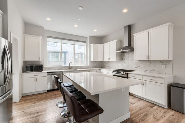 Building Photo - Modern 3-Bedroom Townhome in the Heart of Superior