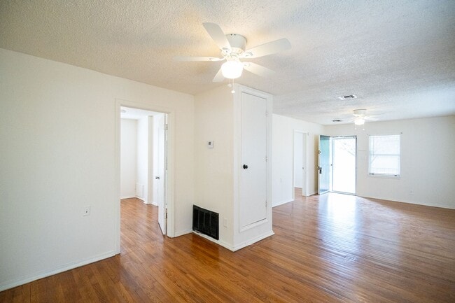 Building Photo - Beautiful 3 Bed 1 Bath Home in NW OKC!