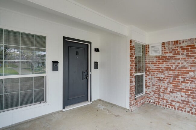 Foto del edificio - 2103 Pompton Dr