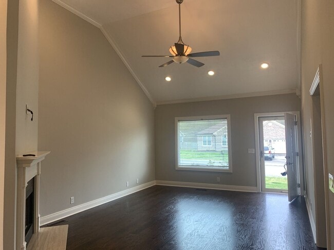 Building Photo - 3 Bed, 2 Bath Home w/ 1 Car Garage and Fen...