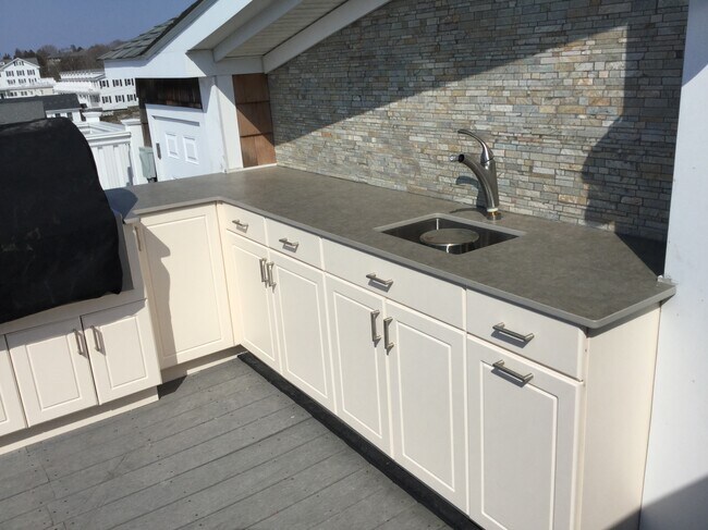 Outddoor kitchen on roof deck - 124 Bay St