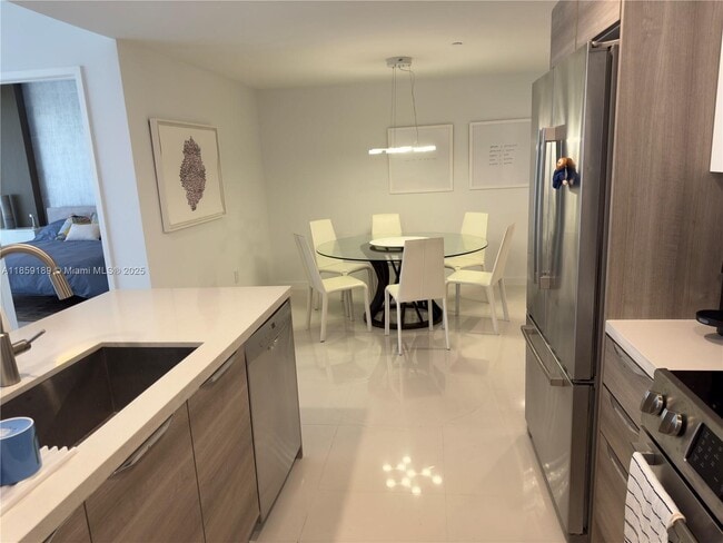 Foto del edificio - 9940 W Bay Harbor Dr