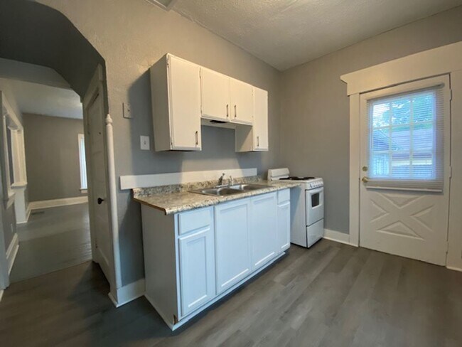 Foto del edificio - Two bedroom, one bathroom single home in D...