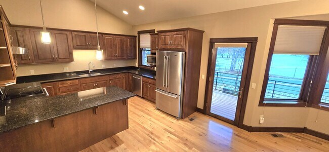 Building Photo - Close to Golf, Skiing, Swimming, Hiking....