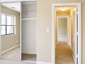 Building Photo - 8 Oak Creek Dr