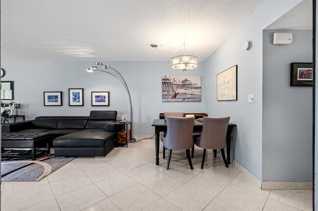 Building Photo - 3151 S Palm Aire Dr