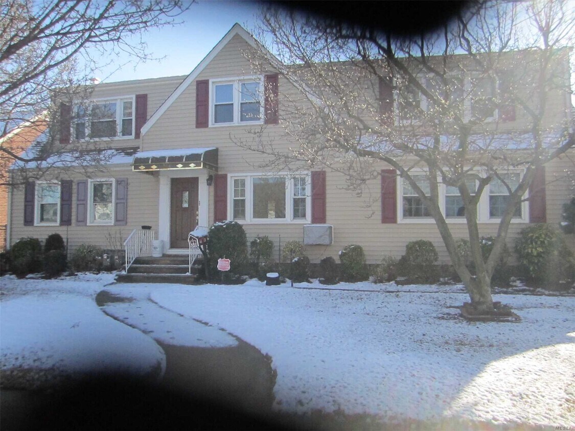 Primary Photo - 208 Cedar St