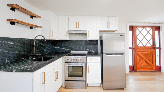 Building Photo - 310 W Idlewild Ave