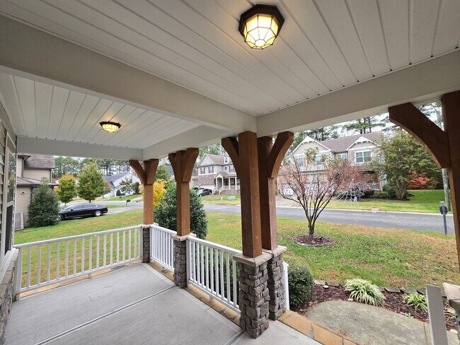 Building Photo - Spacious 4BR + Bonus, 4.5BA Home with 3-Ca...