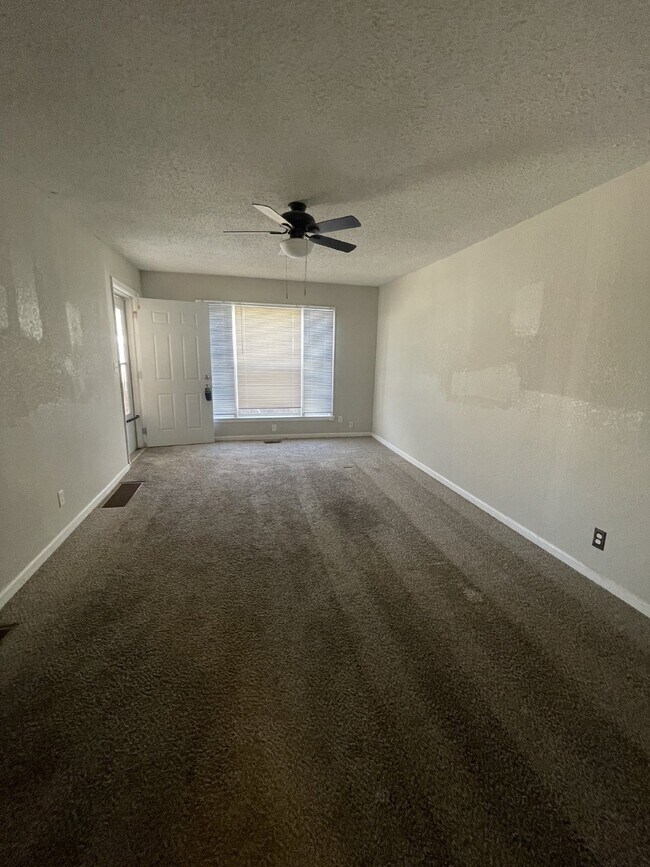 Foto del edificio - Charming 2-Bedroom Duplex in Wichita with ...