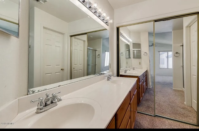 Foto del edificio - 1126 W Sandy Banks