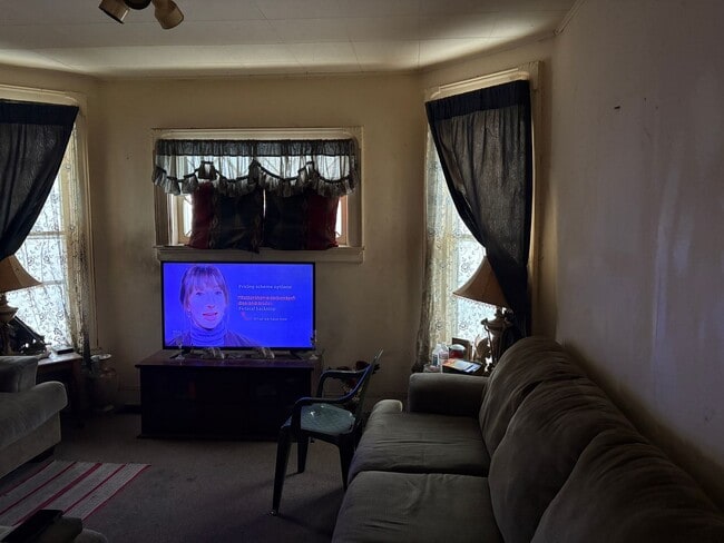 Building Photo - SPACIOUS 4 BEDROOM HOME READY TO WELCOME YOU