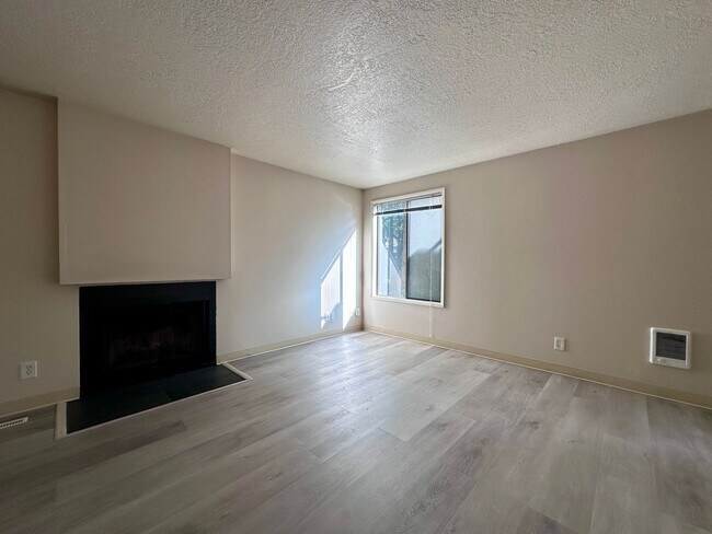 Foto del edificio - 2 Bed 1 Bath Apartment in Lake Oswego!