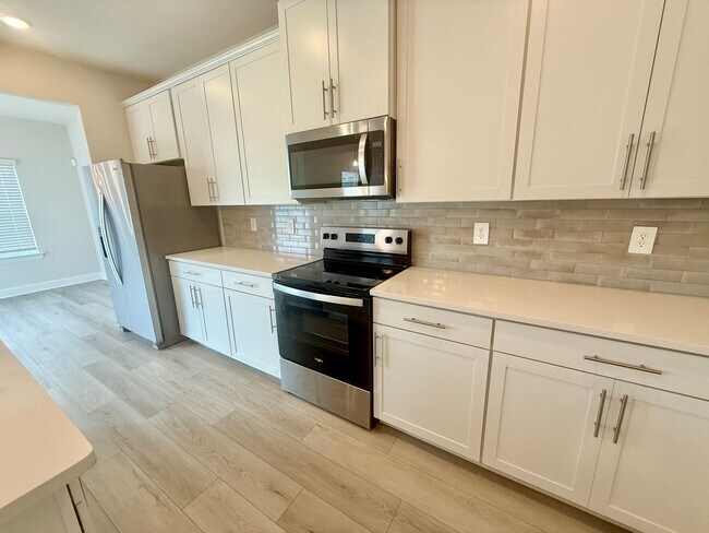 Foto del edificio - 3 Bed 2.5 Bath House with Garage in Hermitage $2500/mo