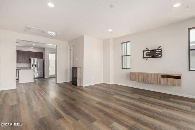 Building Photo - 2090 S Dorsey Ln