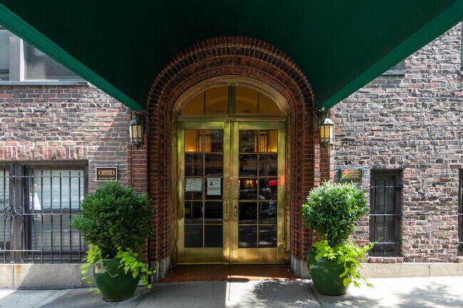 Entrada - 457 W 57th St