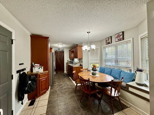 Building Photo - Great Neighborhood just minutes to all Bas...