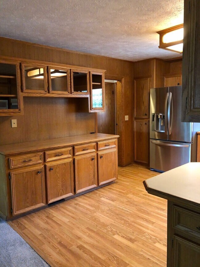 Foto del edificio - Large 4 bedroom 2 bath home right off of West Center
