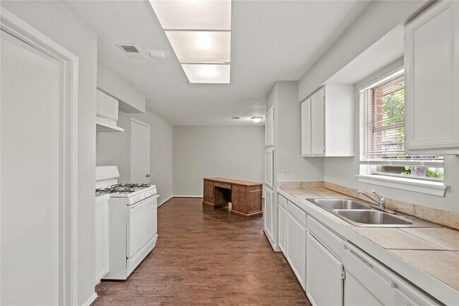 Building Photo - 5411 Lorraine Dr